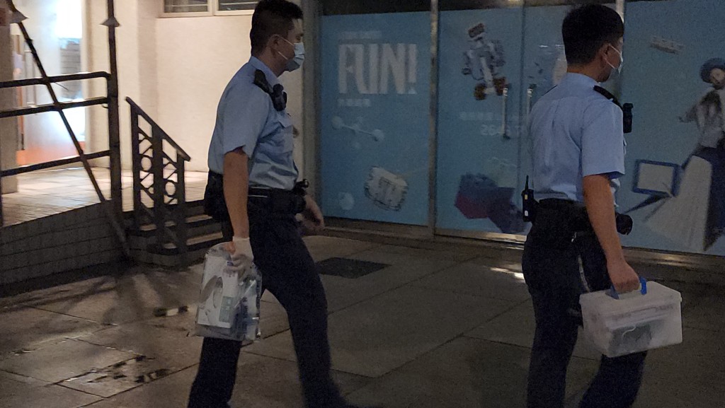 警員帶走一批證物。 警員帶走一批證物。