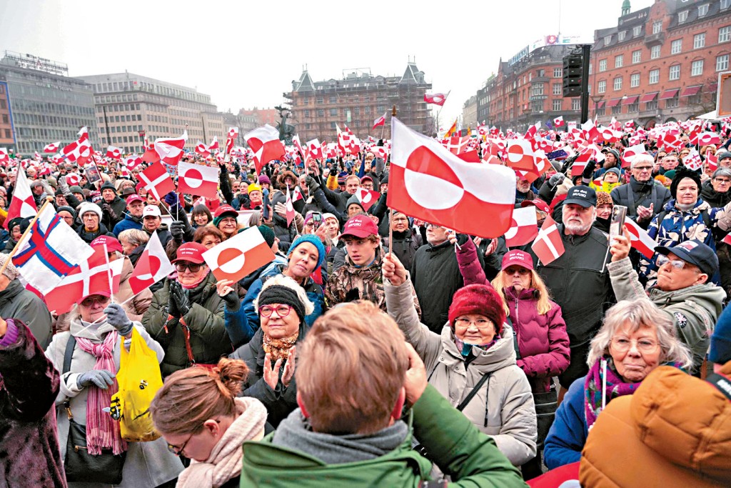 昨在丹麥哥本哈根市政廳前，有參加集會的示威者揮舞著格陵蘭旗幟，還呼喊「別插手格陵蘭」口號。 
