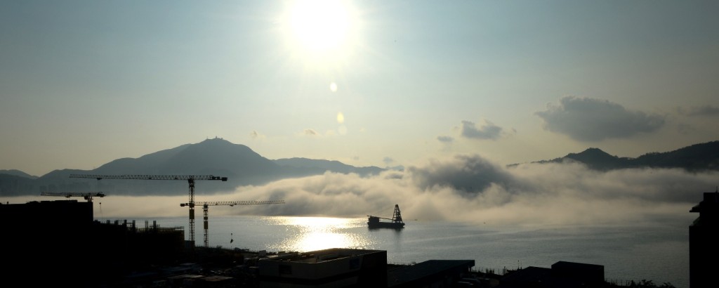 天文台預測大致多雲,初時沿岸有霧。