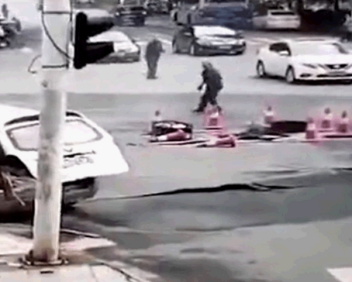 4人被炸飛倒地受傷。網圖