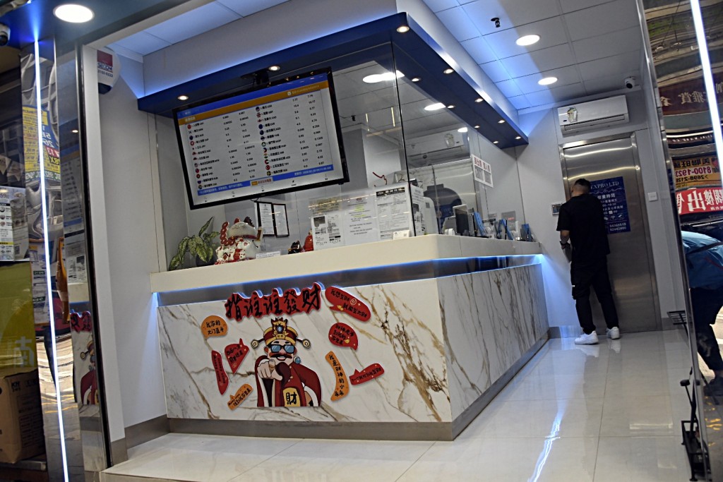 大批探員在場調查。楊偉亨攝 大批探員在場調查。楊偉亨攝