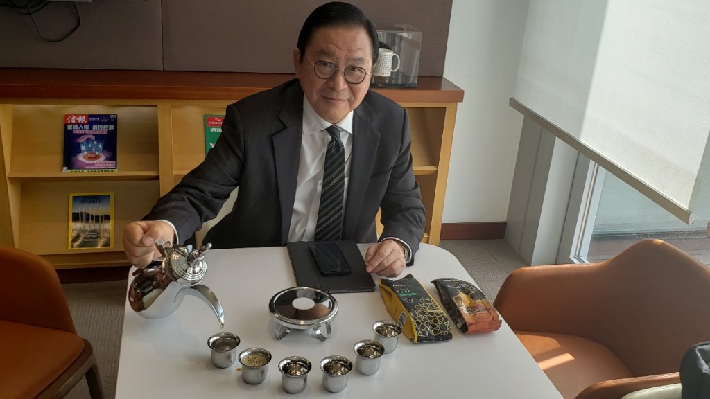 林健鋒展示訪中東期間，當地友人贈送的咖啡豆。（林劍攝）