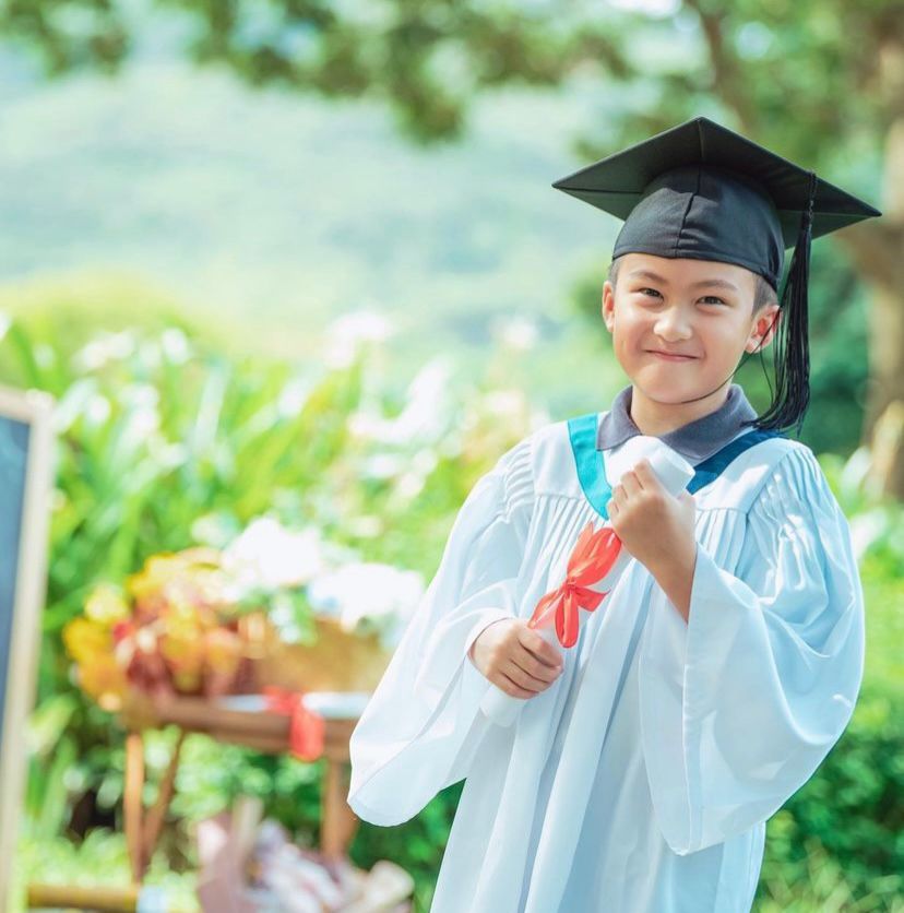 話係幼稚園畢業，但陳真的外貌真係好似小學生畢業咁樣。