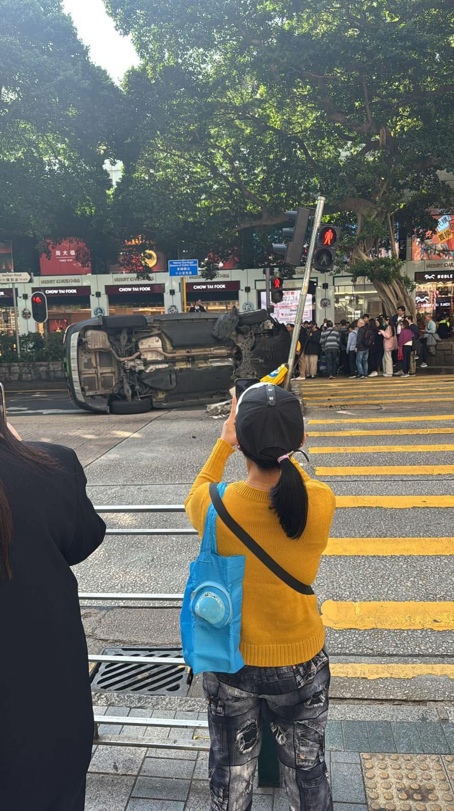 早前尖沙咀彌敦道近加連威老道 The One 對出,發生交通意外。 早前尖沙咀彌敦道近加連威老道 The One 對出,發生交通意外。