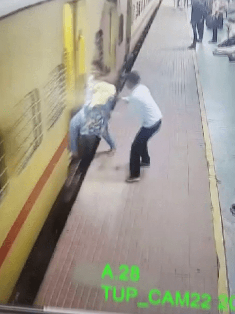 印度大妈失去平衡，没法登上火车。