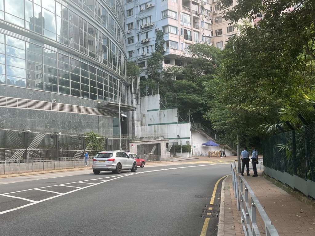 《星島頭條》記者在今日下午四時許到達外交部駐港特派員公署,現場有數十名警察分布不同位置維持秩序。 《星島頭條》記者在今日下午四時許到達外交部駐港特派員公署,現場有數十名警察分布不同位置維持秩序。