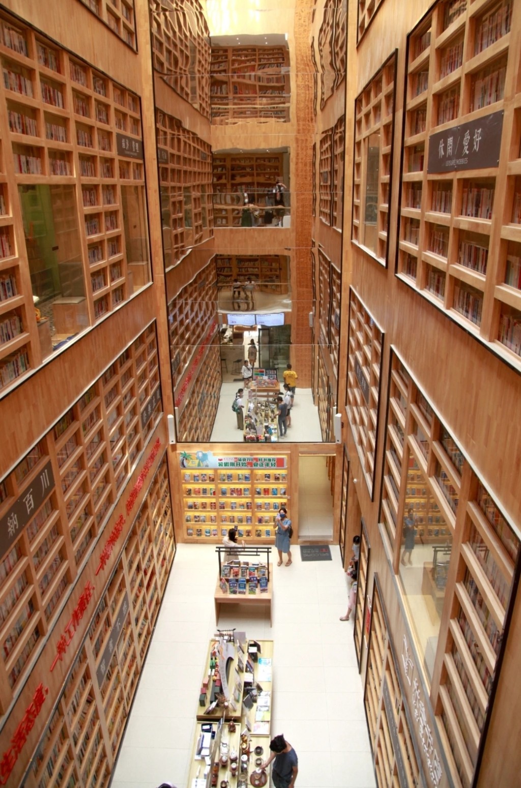 廣州文青打卡必去2024｜1. 米谷書店 8層獨棟大樓，採立體中空書塔式建築，整個書店主要採用原木色書架，造成30米書牆。（圖片來源：微信＠米谷書店）