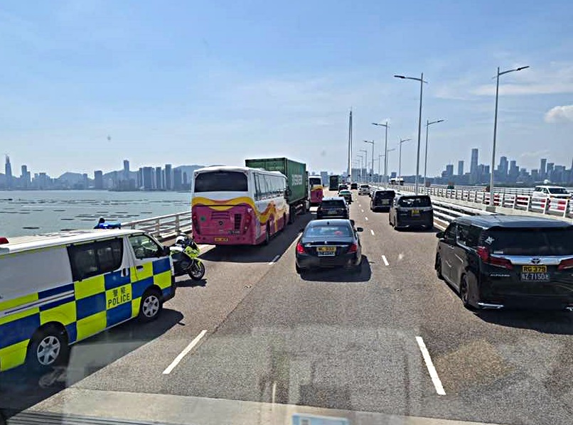 深圳灣發生兩車相撞。網圖