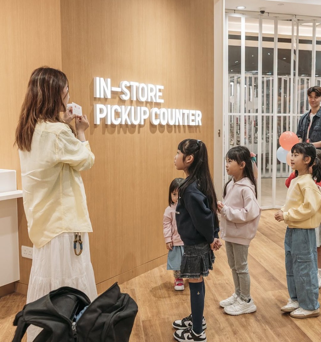 先由工作人員向小朋友指導挑選衣服的重點。(圖片來源:FB@UNIQLO) 先由工作人員向小朋友指導挑選衣服的重點。(圖片來源:FB@UNIQLO)