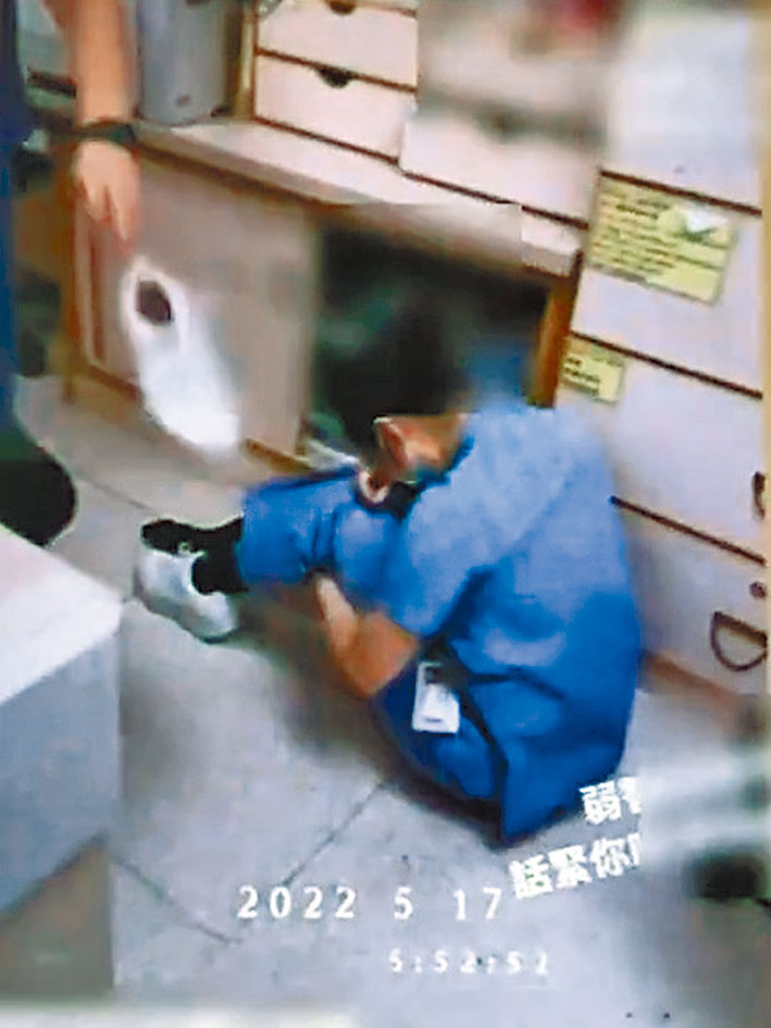 疑遭欺凌醫護坐地哭泣，一隻鞋子被取走。