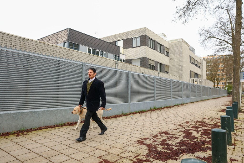 该校为荷兰唯一专为正统犹太人设立的学校，周围设有尖刺金属围墙。路透社