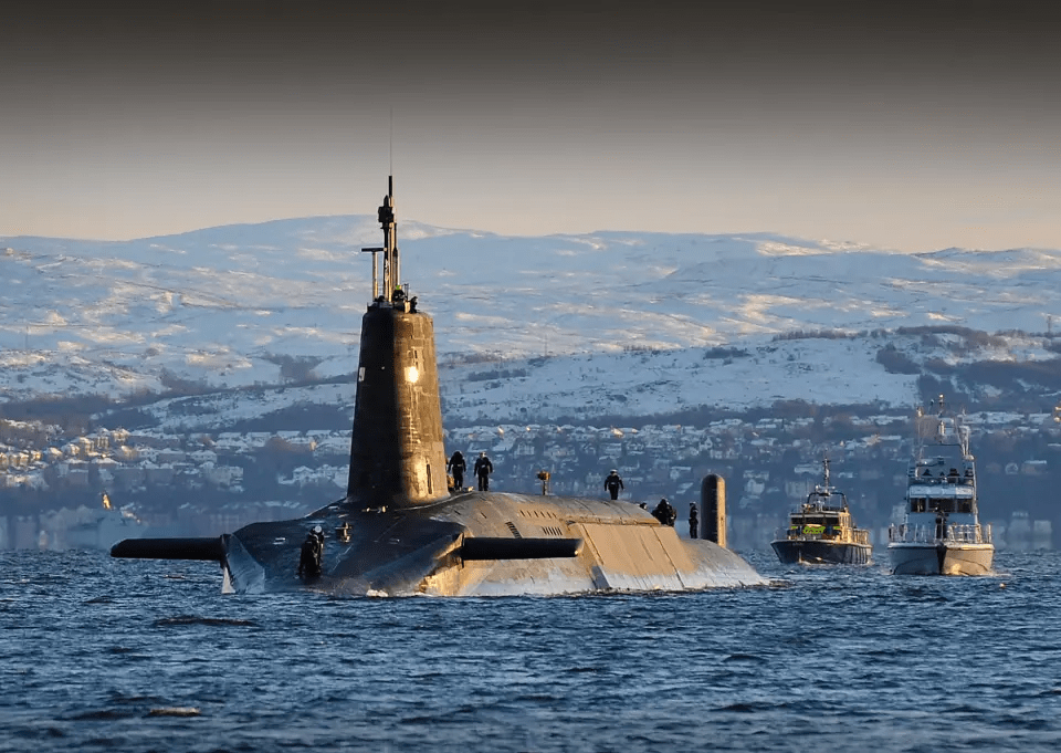 英國皇家海軍「前衛」級核潛艇長寬分別為149.9米和12.8米，最大排水量1.59萬噸。 英國皇家海軍