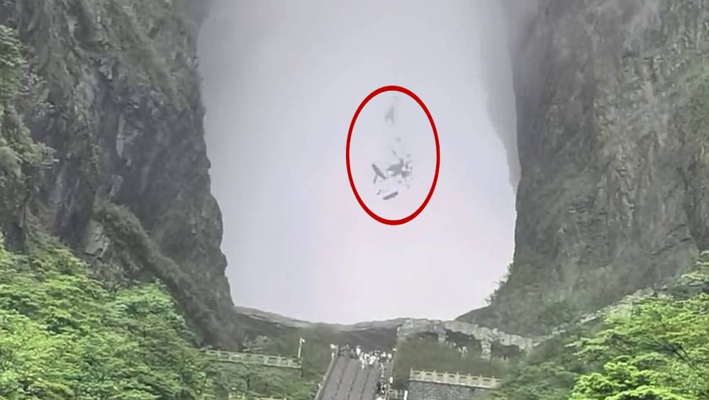 張家界天門山岩石脫落，被網民意外拍下。 抖音