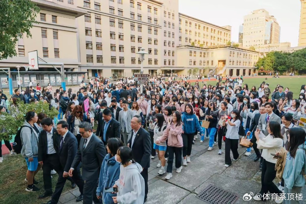 馬龍訪問台北市立中山女子高級中學，被戲稱為「唐僧入盤絲洞」。（微博）