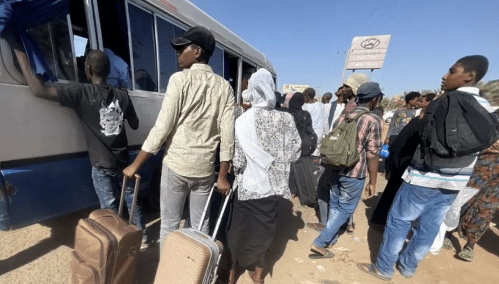 苏丹民众携带行李准备搭车逃离陷入战火的首都喀土穆。（路透社）