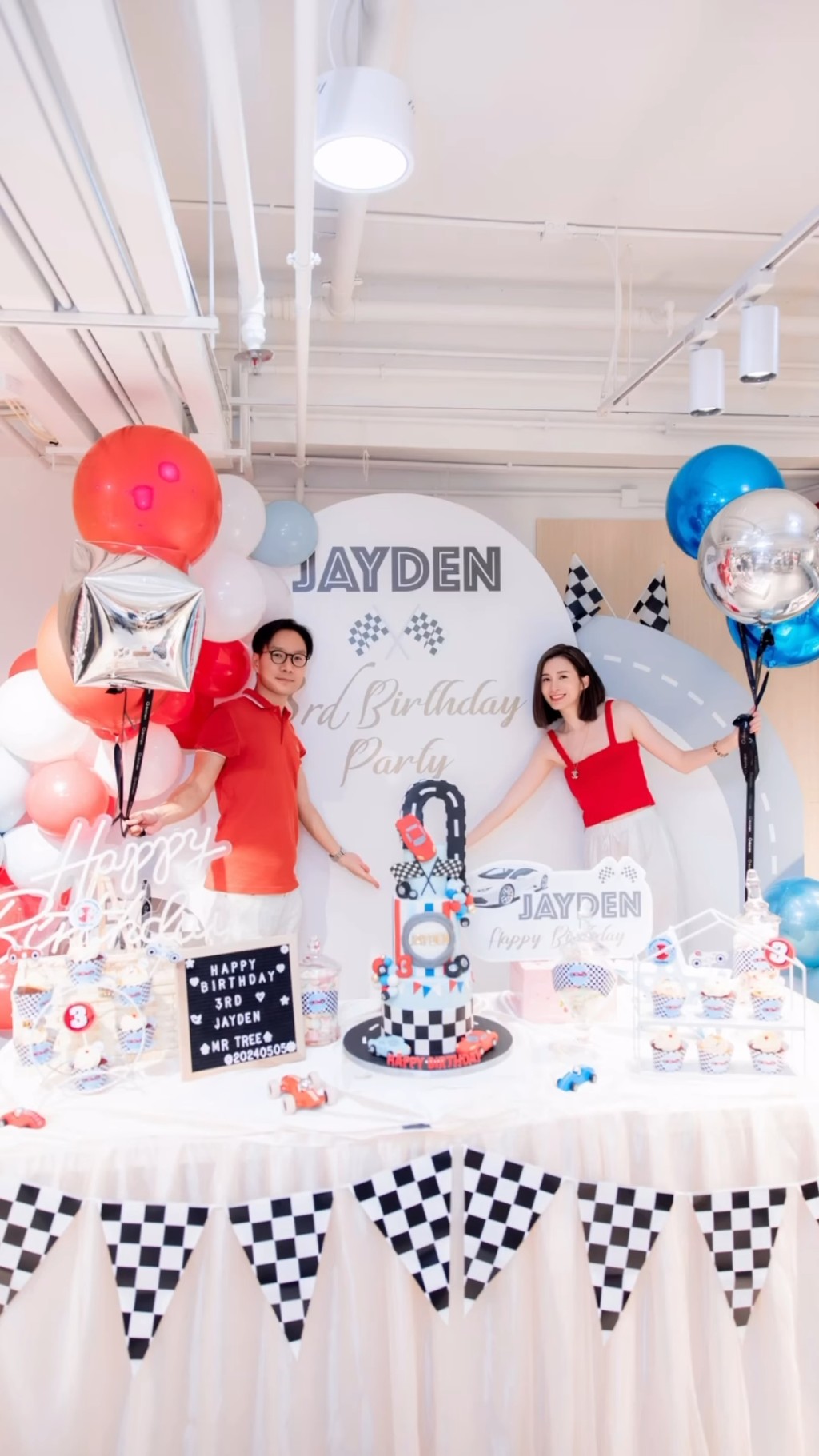 沈卓盈与老公杜灏标（Calvin）为囝囝Jayden在「大树先生的家」举行生日会，全场布置及cup cake和糖果也是Jayden最喜爱的赛车。