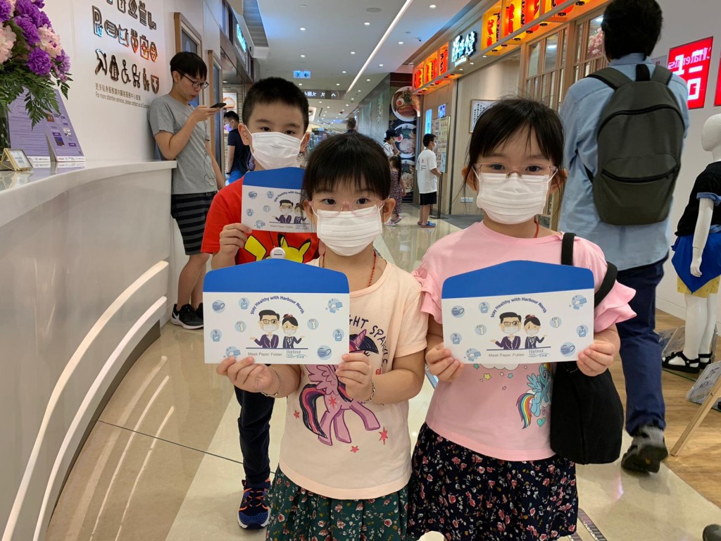 北角匯、東港城、上水廣場、Mikiki、PopWalk天晉滙等都會提供免費口罩收納紙套或收納夾。 北角匯、東港城、上水廣場、Mikiki、PopWalk天晉滙等都會提供免費口罩收納紙套或收納夾。