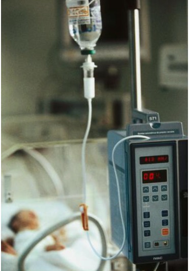 35歲女子勒蘇爾（Tiffany Le Sueur）被控在醫院陪伴住院嬰兒期間，涉嫌將糞便注入孩子的靜脈輸液管內，院方職員發現後立即報警。Alamy示意圖