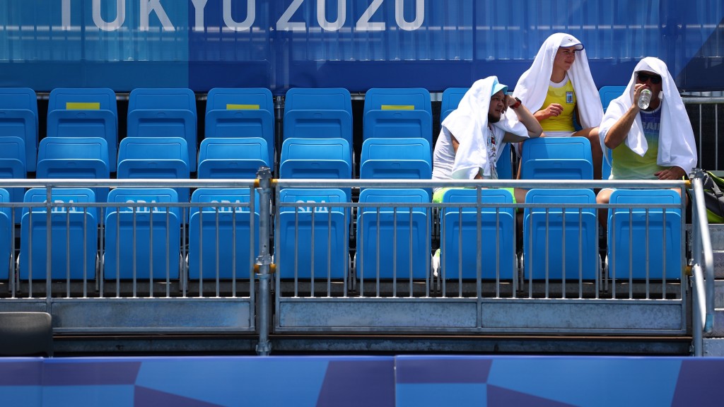 东京奥运网球项目选手用各种方法降温。 路透社