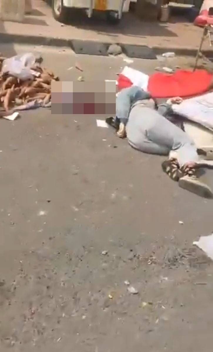 重型铲泥车冲入市集人群，造成多人倒地。Ｘ