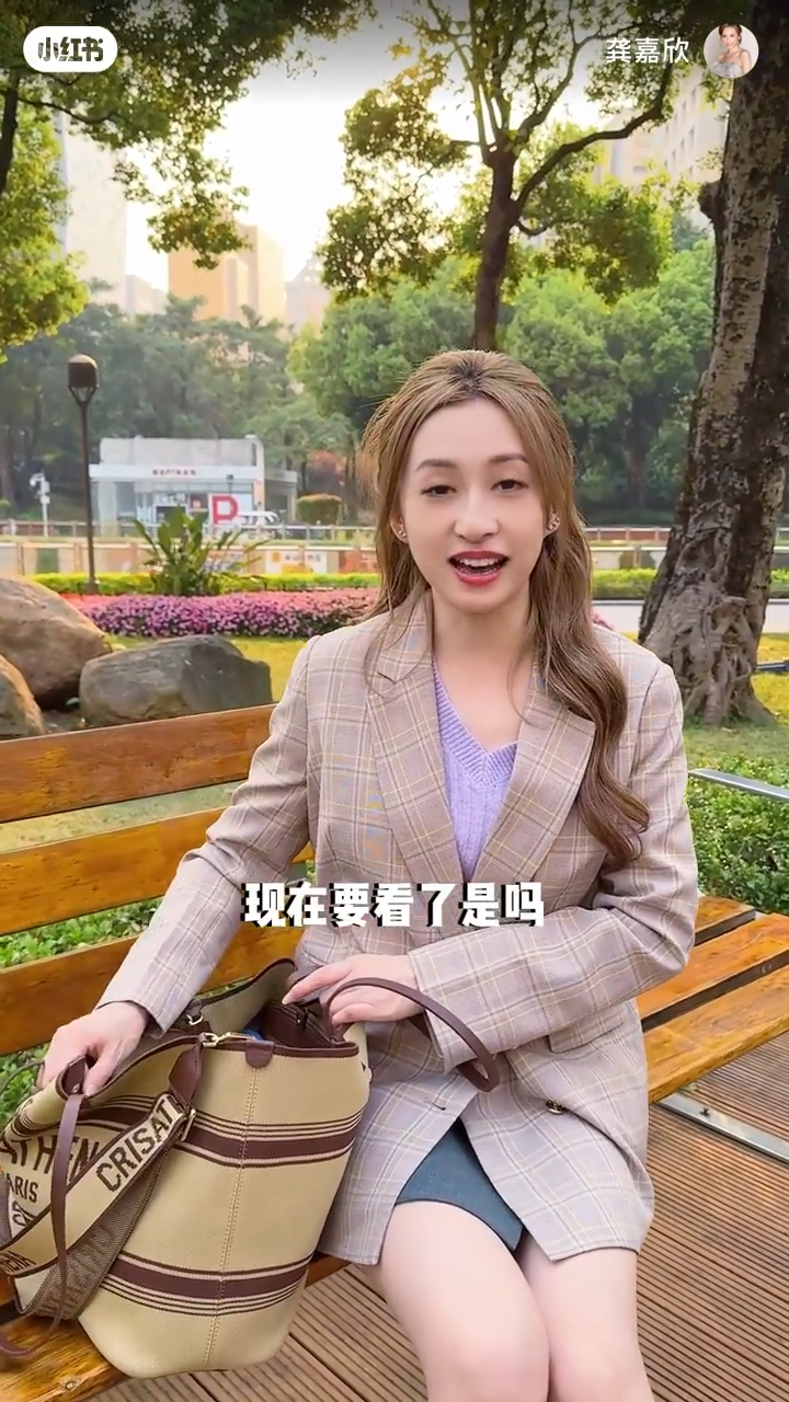 龔嘉欣拍了一段開箱片,原來她的包包乜都有,似足百寶袋。 龔嘉欣拍了一段開箱片,原來她的包包乜都有,似足百寶袋。