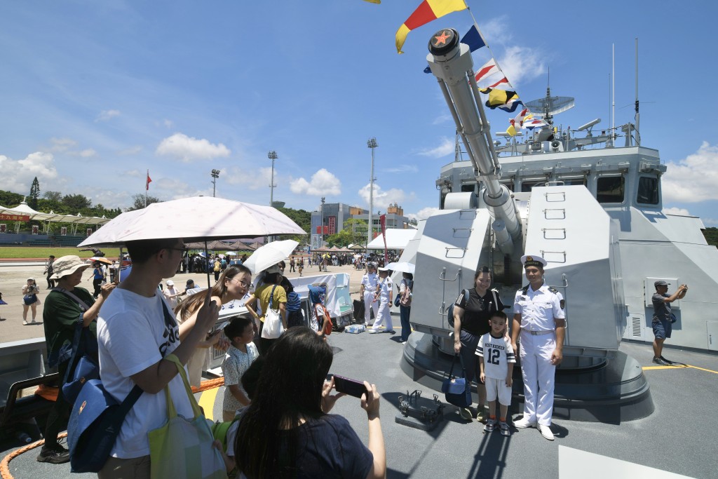 烈日當空之下仍有逾百名市民大排長龍,待登上駐港的最大軍艦「宿遷艦」。 烈日當空之下仍有逾百名市民大排長龍,待登上駐港的最大軍艦「宿遷艦」。