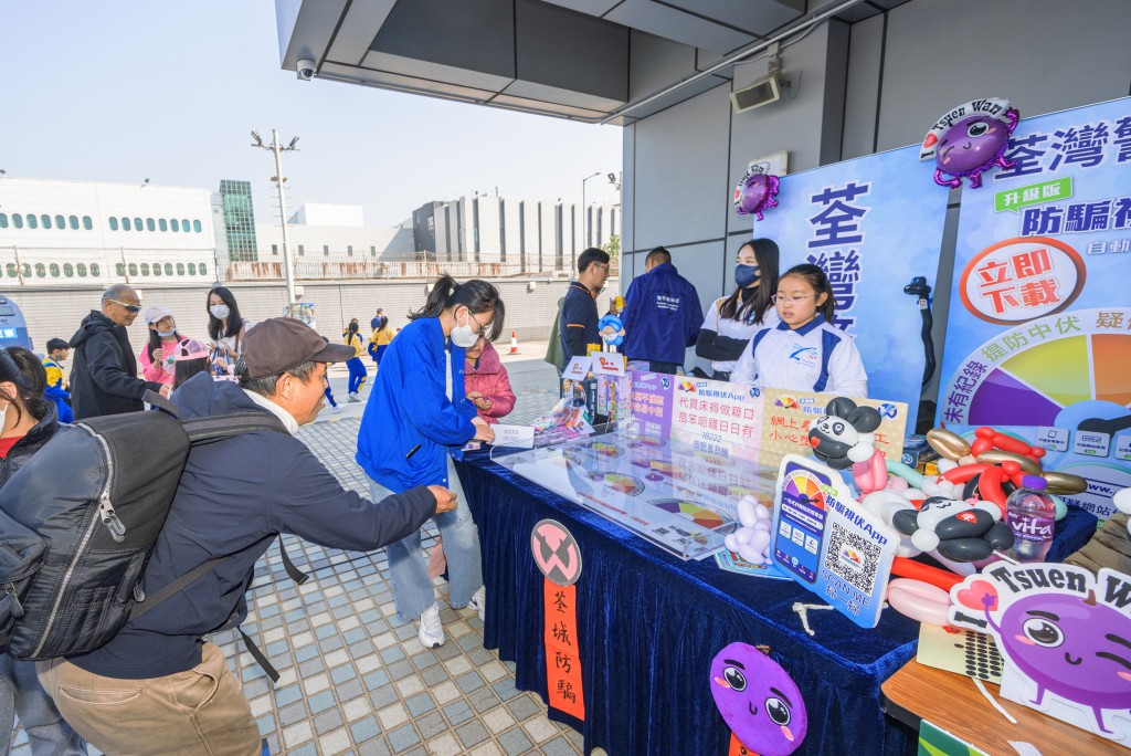 道路安全日的活動包括民安隊少年團花式單車表演、安全巴士流動教室、大型車輛盲點體驗及一系列展區和遊戲攤位。