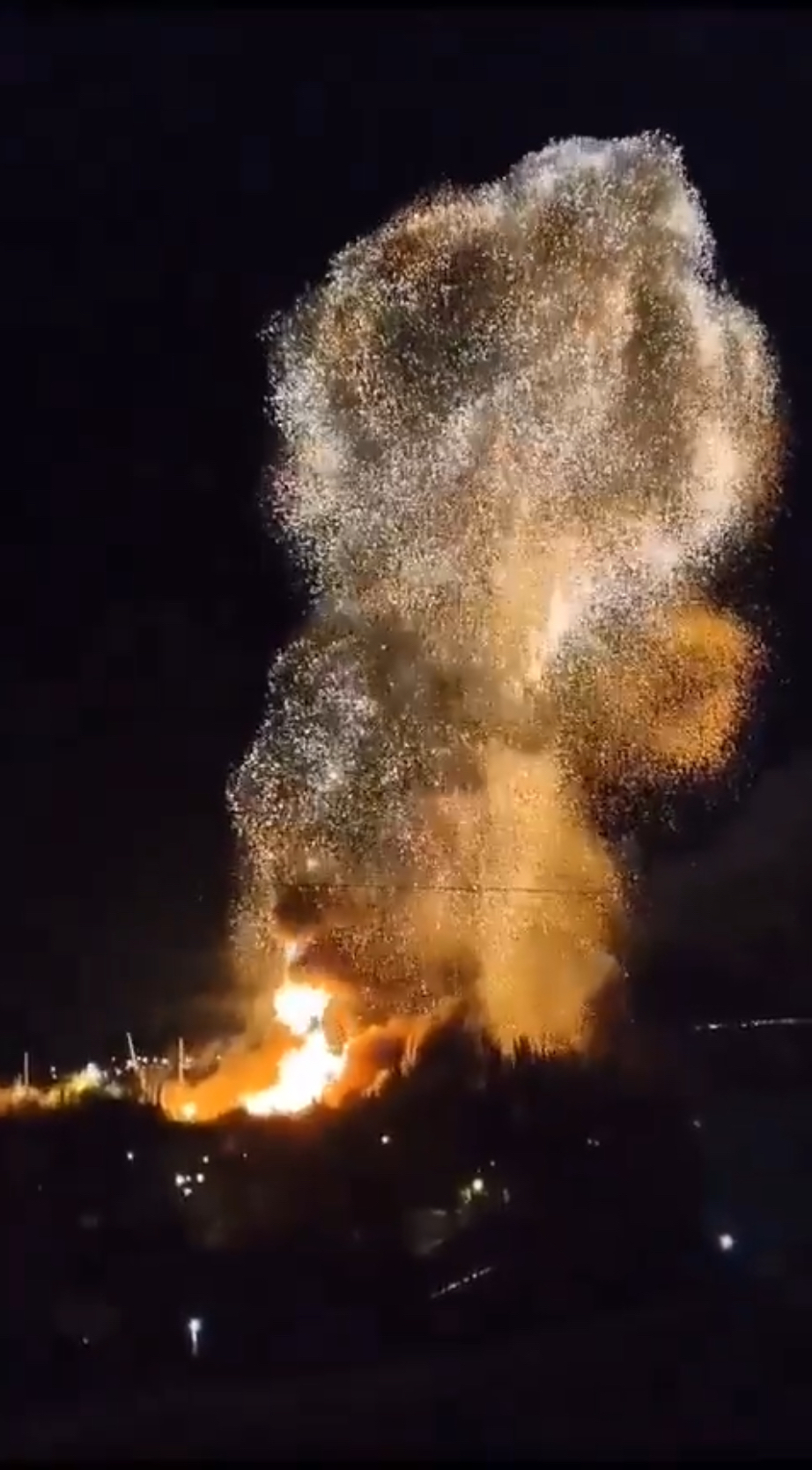 网传影片显示“新切尔卡斯克号” （Novocherkassk）爆炸的一刻。X