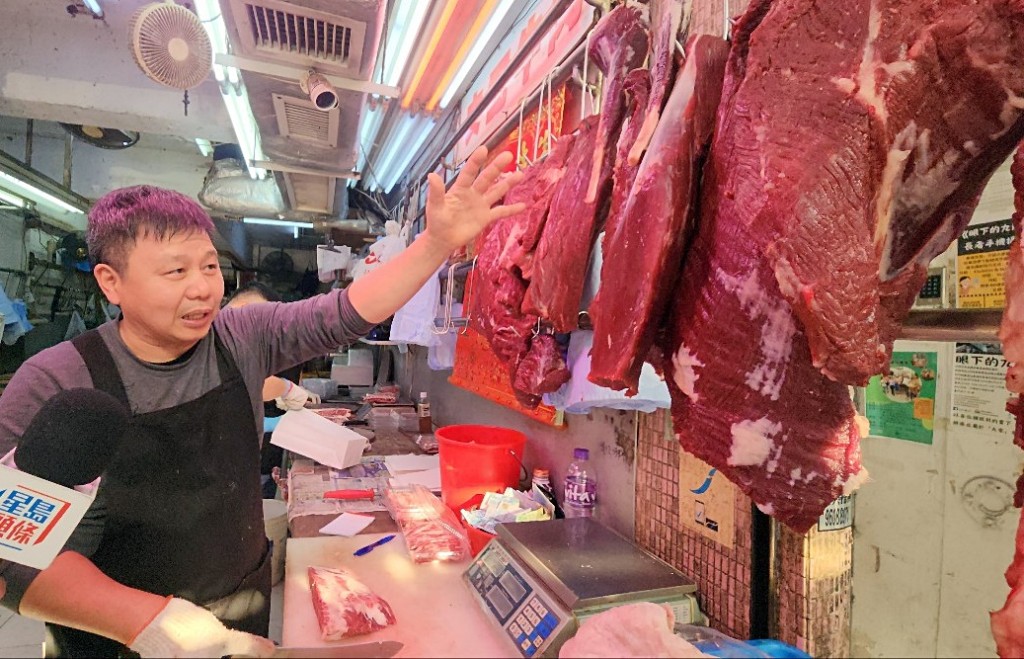 牛肉檔主文先生指所出售新鮮牛肉貨真價實。黃文威攝