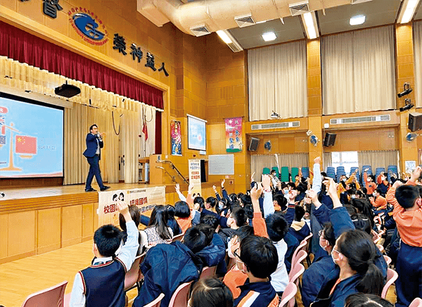 鄧家彪最近頻頻出動到東九龍不同學校講解中國式現代化。