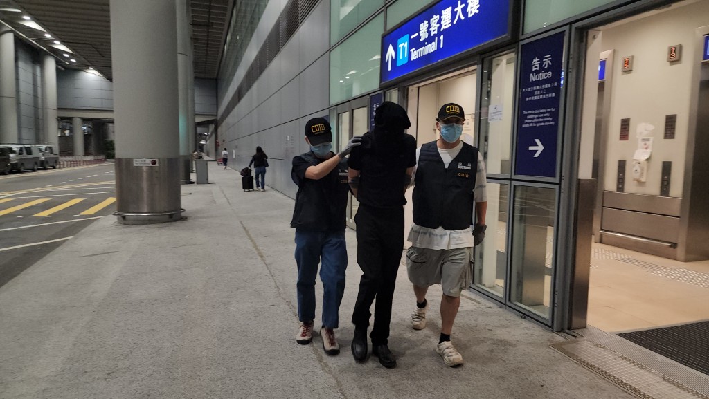 行動中，海關拘捕兩名外籍男子。