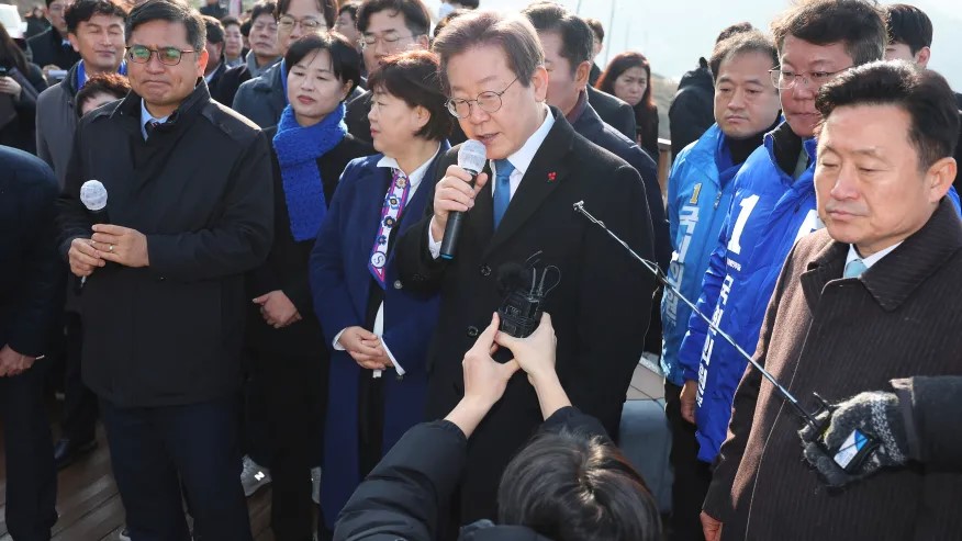 南韩最大在野党「共同民主党」党魁李在明昨日遇袭。美联社