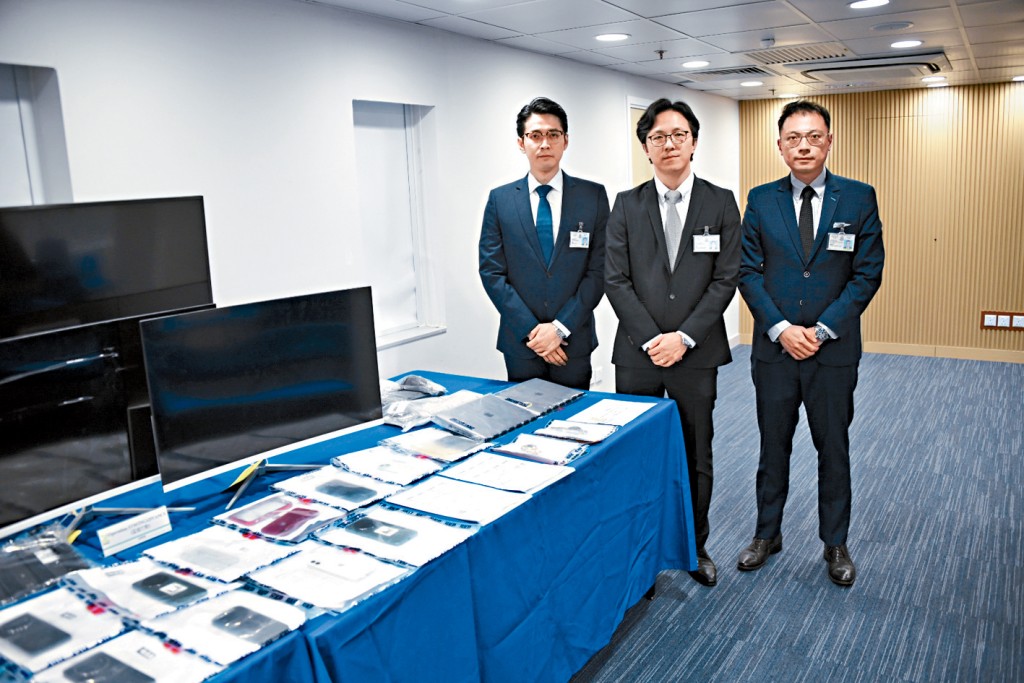 元朗警區助理指揮官（刑事）警司王子于(中)、重案組第一隊督察吳冠麟（左)及總督察張晉堂(右)交代案件。