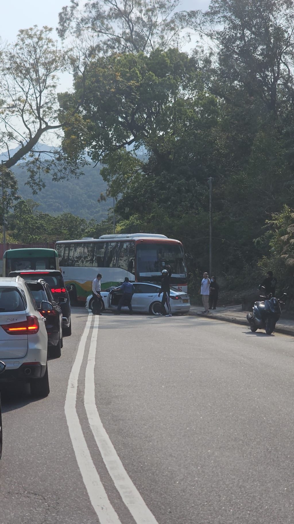 校巴與私家車相撞。fb 馬路的事討論區