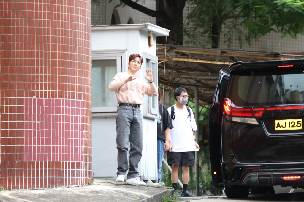 不過約5秒後就突然落大雨。