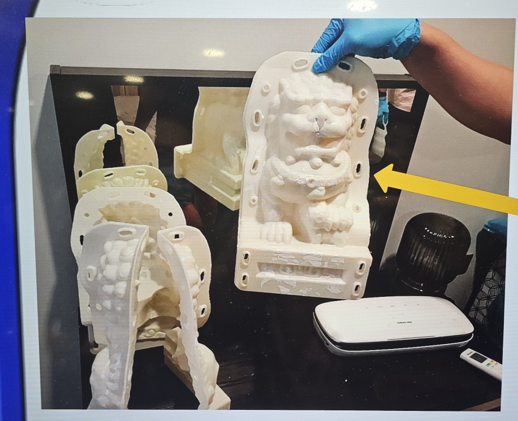 泰国警方检获一个制造石膏狮子摆设的模具。