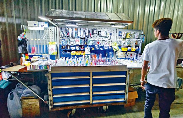 夜市攤檔售賣大批疑是用作吸毒的「冰壺」，吸引部分青年駐足。