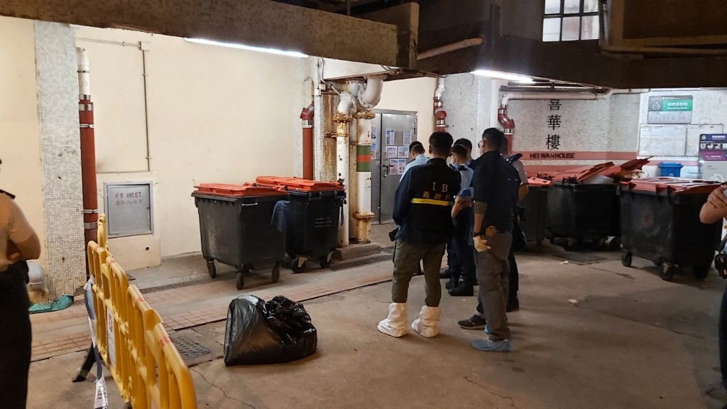 警方於垃圾房內尋找證物。