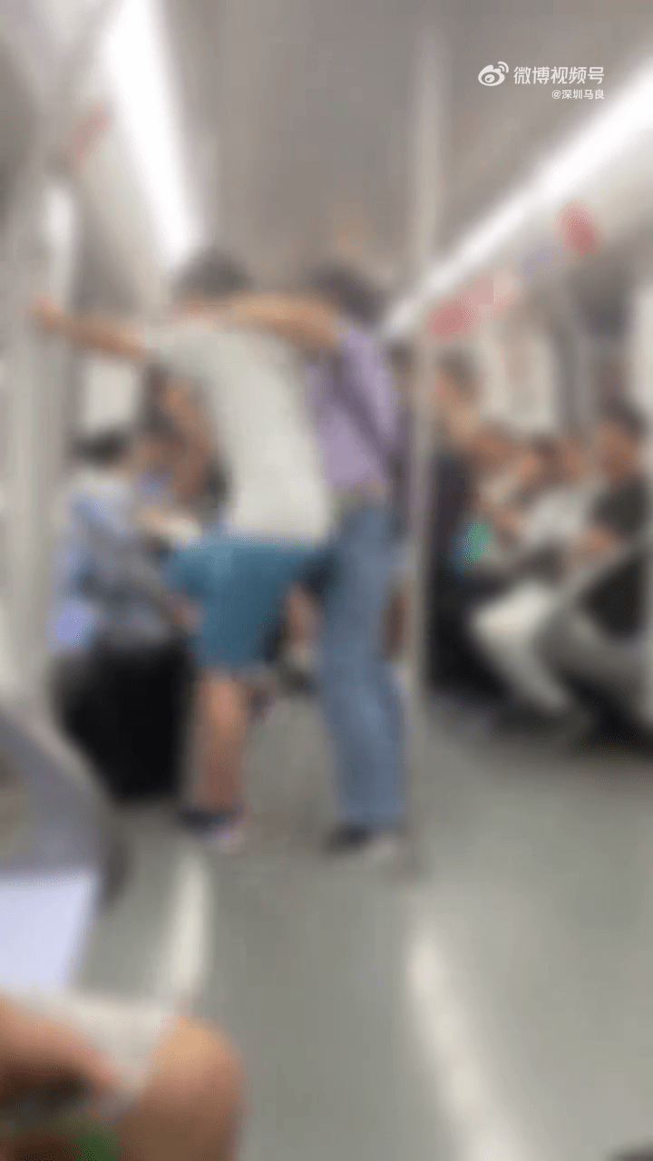 野蠻男童踢地鐵門。