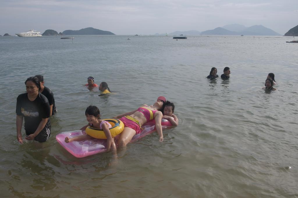 淺水灣沙灘人聲鼎沸，市民戲水消暑。