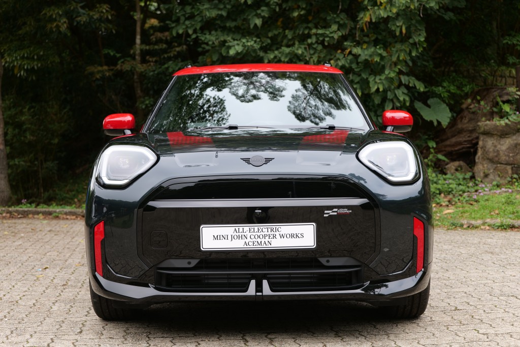 MINI JCW Aceman E (J05)性能版SUV標準配有全套JCW專用包圍，亮黑色密封鬼面罩。