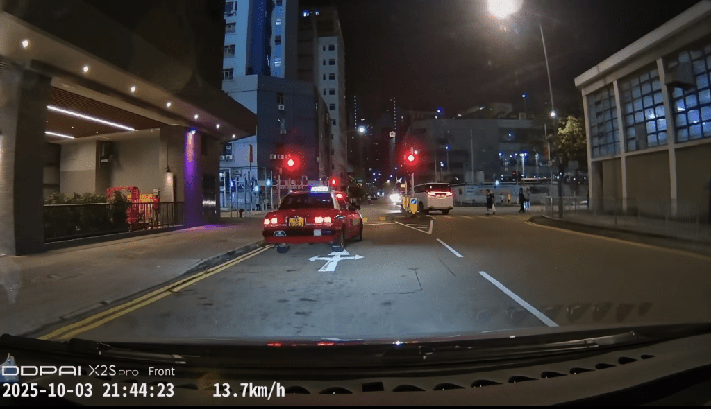 第三段影片則拍到白色七人車沿建豐街往震寰路方向駛去，當時紅燈，司機見狀越過一輀的士，違規切入對頭行車線並「衝燈」，繞過安全島轉彎駛走。fb「香港突發事故報料區及討論區」