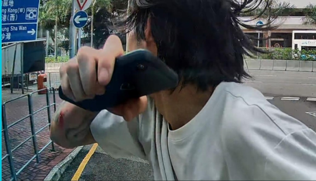 黃先生翻查行車記錄，看見短袖男子右手有血痕。（受訪者提供）