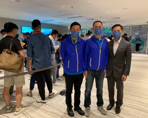 嘉里湯耀宗(圖中)說,揚海首輪發售以用家為主,亦不乏投資者。