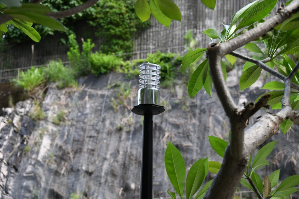 屋苑街燈外殼被壓毁。