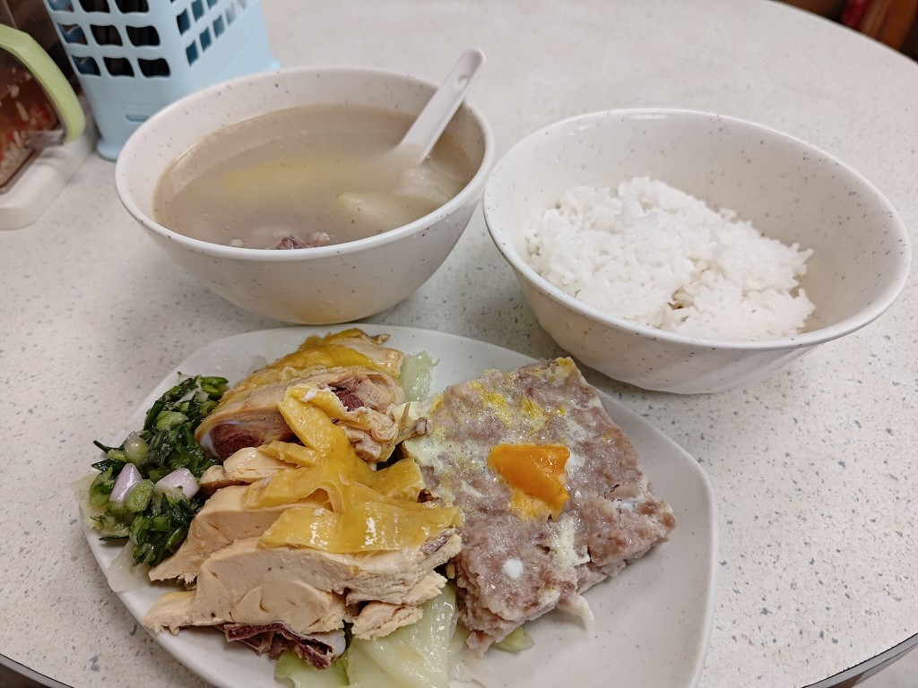 切雞配肉餅兩餸飯，再加例湯售價$43港元