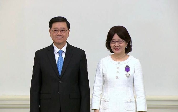 私隱專員鍾麗玲（右）獲行政長官李家超（左）頒授銀紫荊星章。