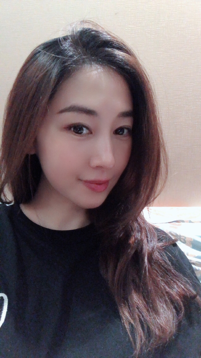 賈曉晨雖然做咗阿媽又已經37歲，但個樣都仲有少女味。