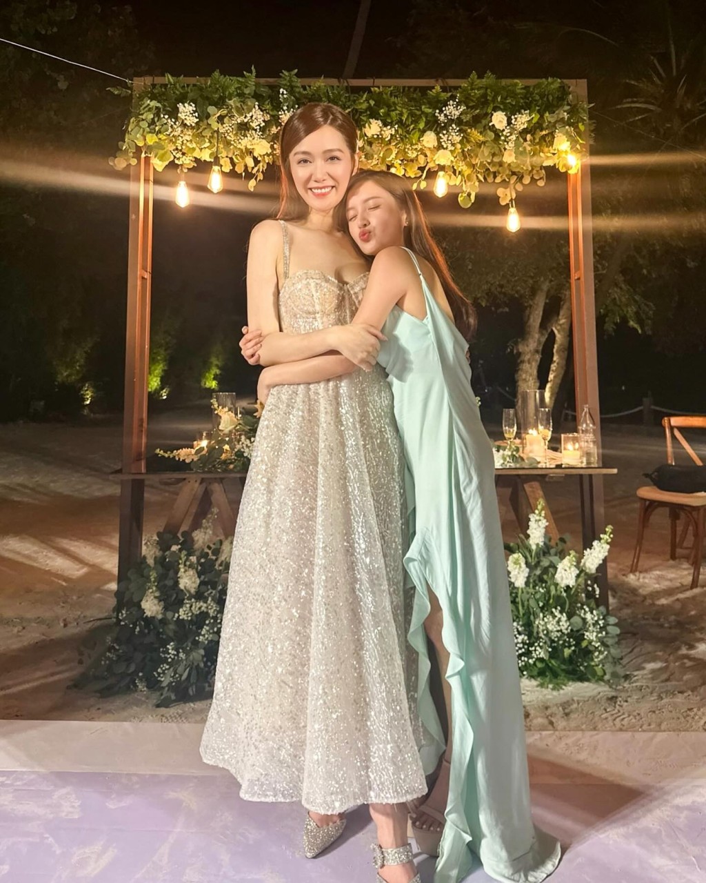 汤洛雯（左）与马国明在婚礼上进行First Dance，她一身闪烁吊带低胸晚装出自以色列婚纱品牌Berta。