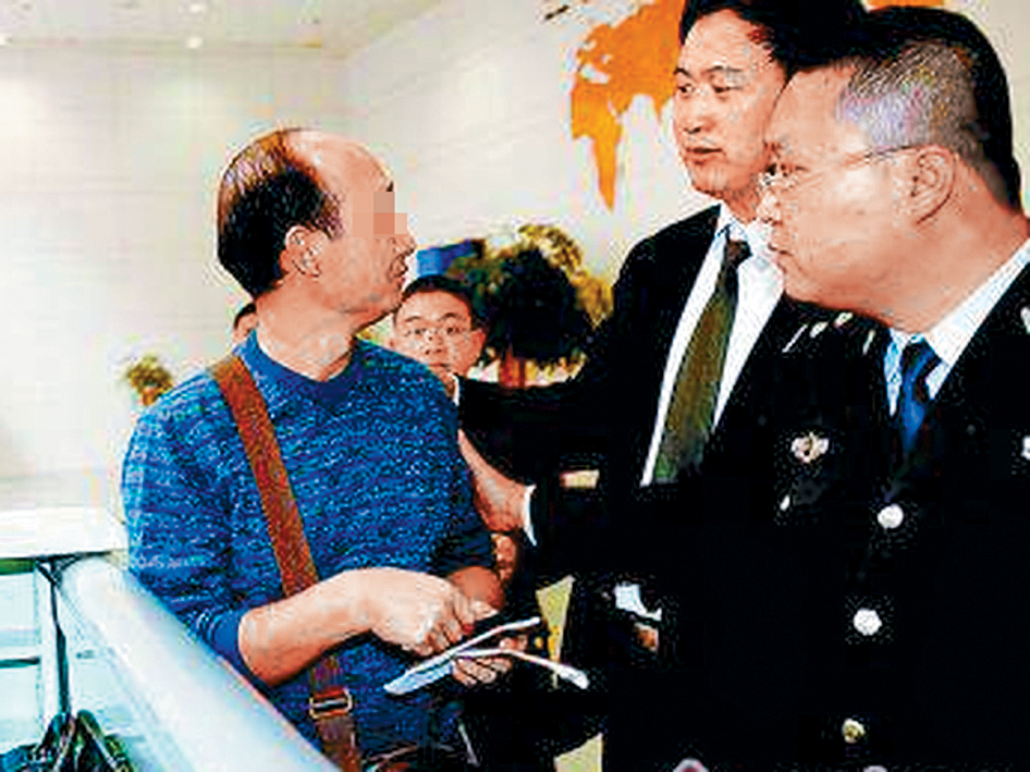一名港人在昆明從事房地產業務欠下逾億元債務,欲從機場乘航班返港前被當局拘留。